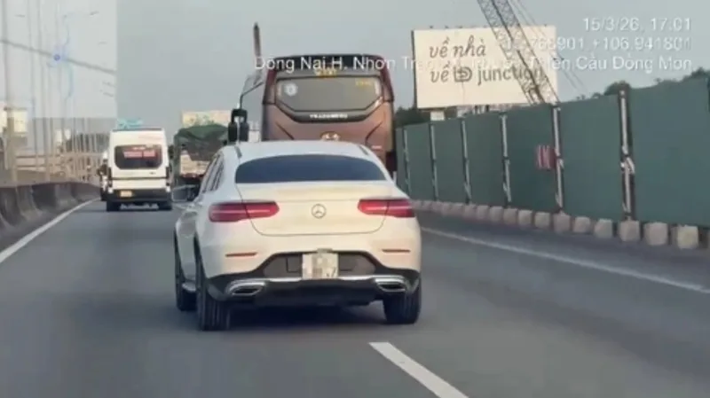 Ô tô không bật xi nhan khi rẽ hoặc quay đầu có thể bị xử phạt tùy tình huống và hậu quả vi phạm.