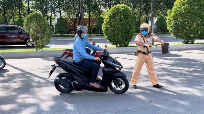 Xe máy chuyển hướng không bật xi nhan là lỗi phổ biến nhưng có thể gây nguy hiểm lớn trong giao thông đô thị.