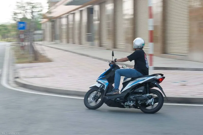 Người lái nên bật xi nhan trước khi rẽ, quay đầu, chuyển làn, tấp vào lề hoặc nhập lại dòng xe.