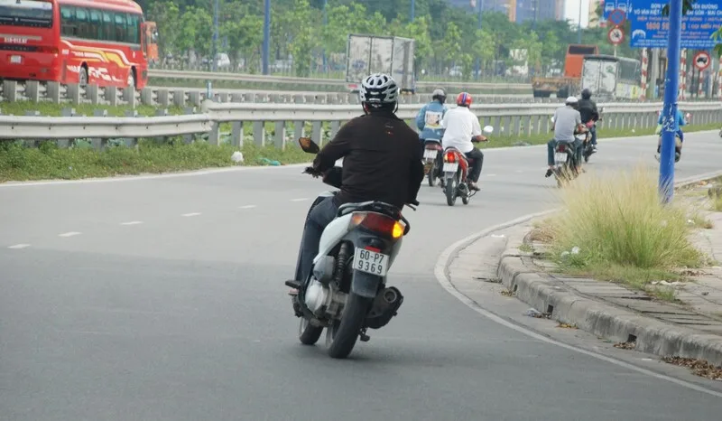 Người điều khiển phương tiện cần bật tín hiệu báo rẽ khi chuyển hướng, chuyển làn hoặc nhập làn để đảm bảo an toàn.
