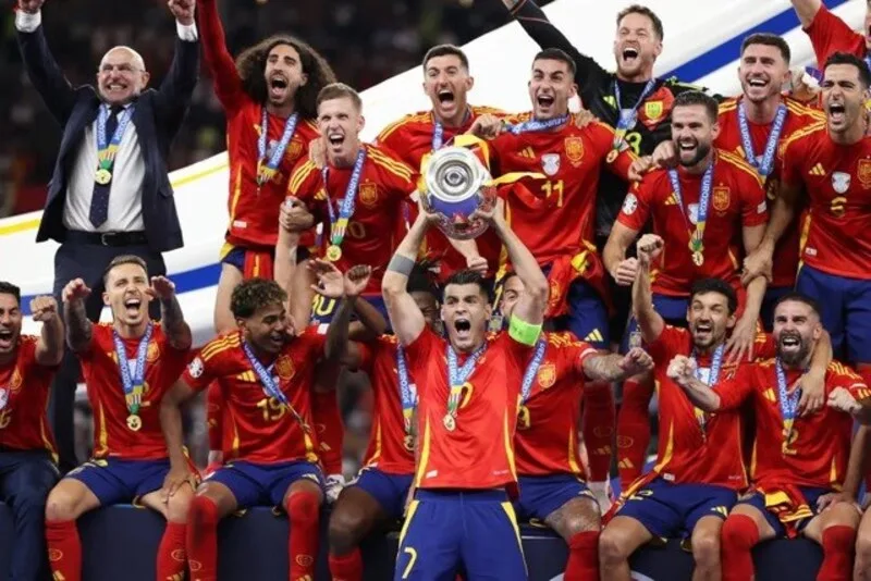 Tây Ban Nha đăng quang EURO 2024 sau chiến thắng 2-1 trước Anh trong trận chung kết tại Berlin, khẳng định vị thế hàng đầu của bóng đá châu Âu.