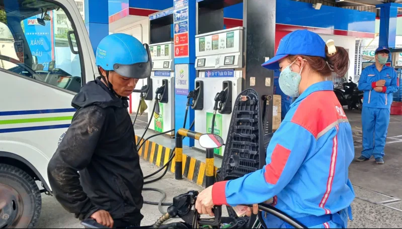 Khi giá nhiên liệu tăng, chi phí vận chuyển, sản xuất và sinh hoạt có thể chịu thêm áp lực, đặc biệt với nhóm di chuyển thường xuyên.