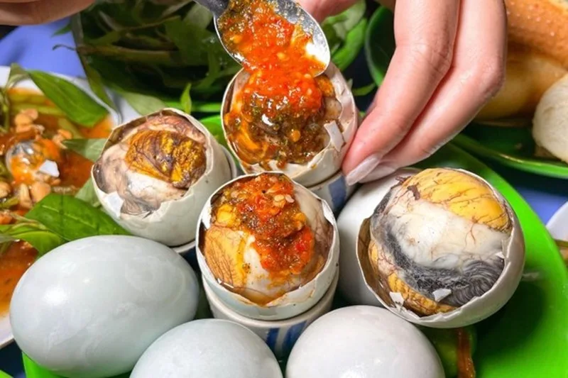 an trung vit lon co tot khong